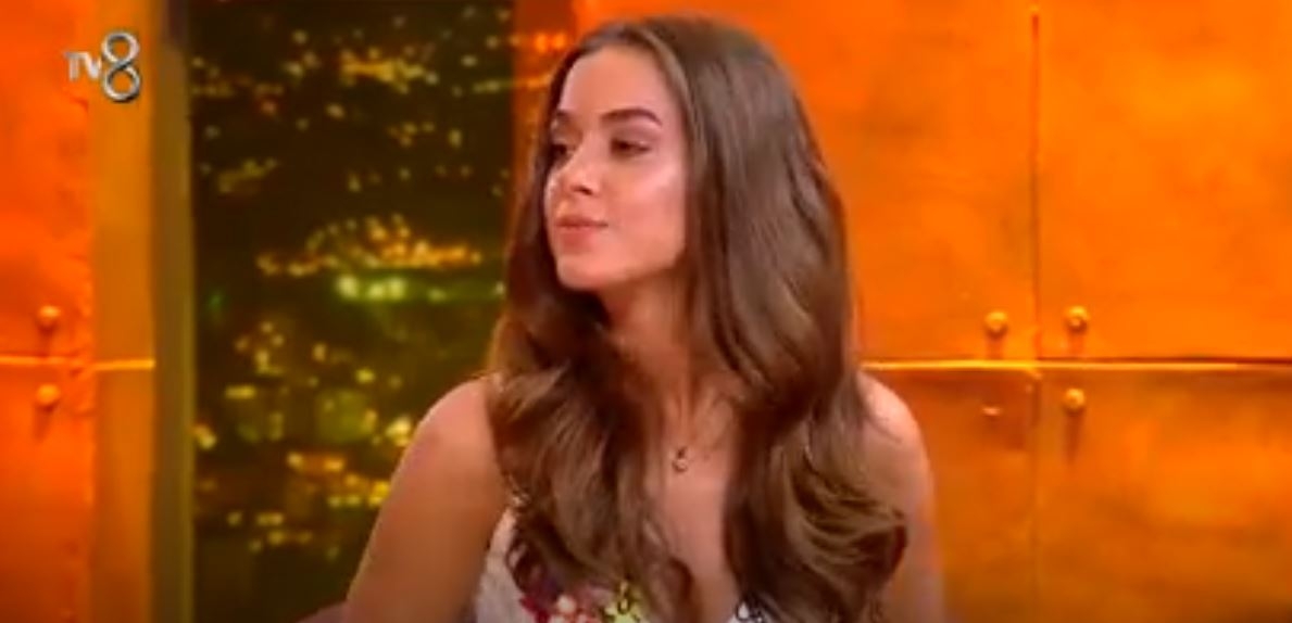   3 Adam-Suzan Kardeş Bensu Soralın Kaşları İçin Şarkı Söyledi!