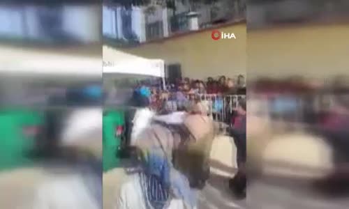 Hatay'da kadınlar sıra için saç saça baş başa kavga etti.