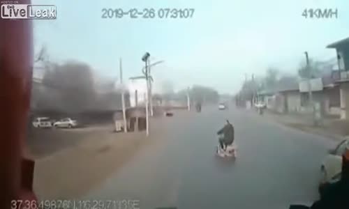 Kamyonun Önüne Atlayıp İntihar Etmek İstedi