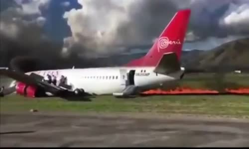 Peru'da Havalimanına İniş Esnasında Alev Alan Yolcu Uçağı