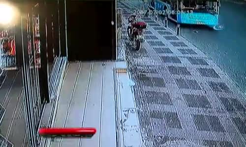 Feci Kaza! Otobüs Eve Girdi