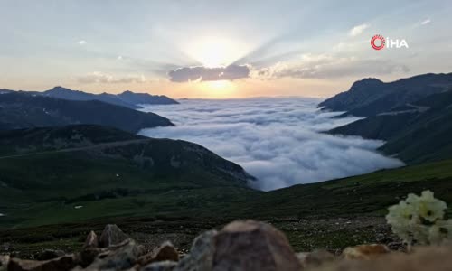 Artvin’de doğa tutkunları 3 bin 200 rakımda buzul gölüne girdiler