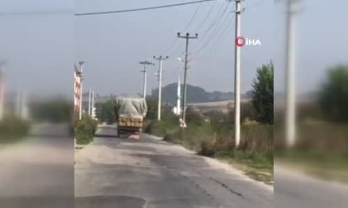 Saman yüklü kamyonet böyle tehlike saçtı 