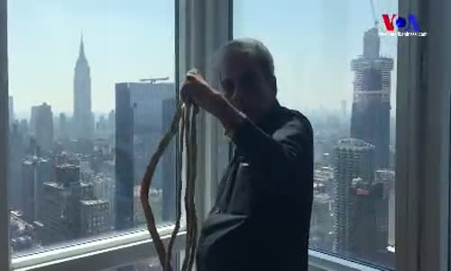 Dünya'nın En Uzun Tırnaklı Adamı Tırnaklarını Kesti 