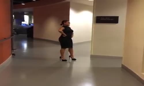 Hülya Avşarı Bekleten Konuk