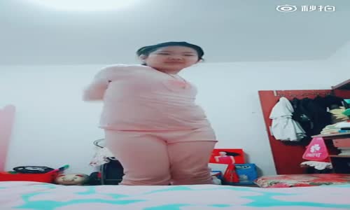 Elastik Hareketler Yapmaya Çalışırken Aksilik Yaşayan Küçük Kız 