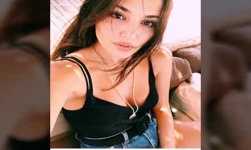 Hande Erçel Çeşme Sokaklarında Arkadaşlarıyla Görüntülendi