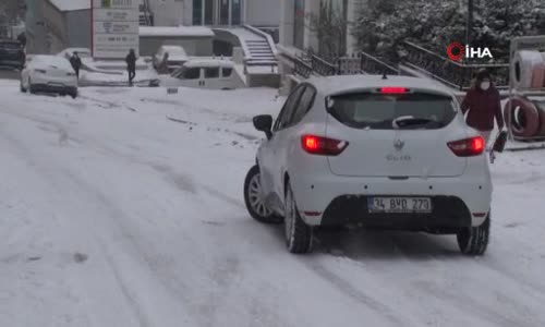 Esenyurt'ta sürücülerin kar yağışı imtihanı 