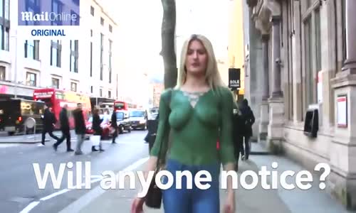 Vücut Boyasıyla Sokakta Üstsüz Gezen Kadın