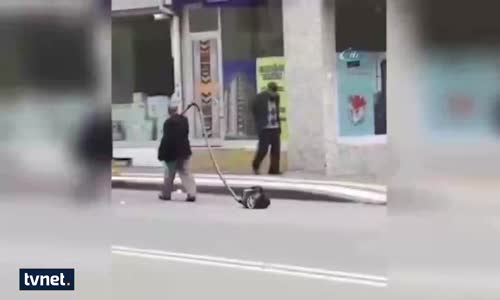 Elektrikli Süpürgeyi Sokakta Gezdirdi