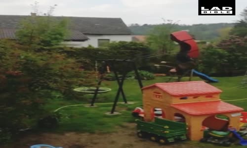 Salıncakta Uçuşa Geçen Eleman