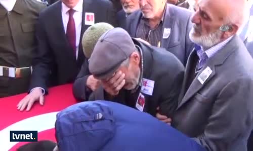 Eşini Son Yolculuğuna Komando Kıyafetiyle Uğurladı