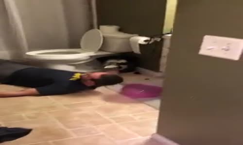 Yapacağı Şaka Elinde Patlayan Eleman