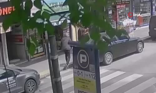 İstanbul’da insanlık örneği kamerada- Kağıthane polisi 10 bin doları sahibine teslim etti 