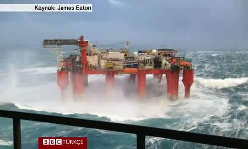 Açık Denizde Fırtınanın Ortasında Kalan Petrol Platformu