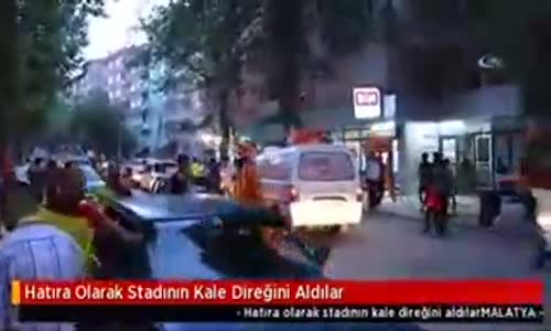 Hatıra Olarak Stadın Kale Direğini Alan Taraftarlar