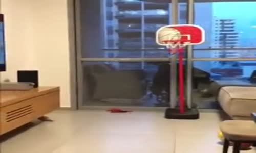 Sandalyede Oturan Ufaklıktan Müthiş Basket