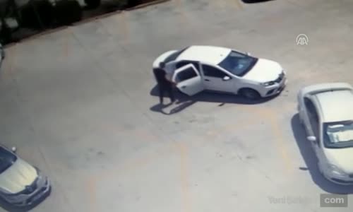 Park Halindeki Otomobilden 100 Bin Lira Çaldılar