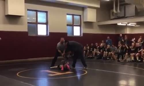 Kardeş Kavgasına Koşan Yavru Abi