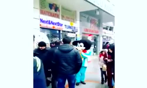 Horon ile Coşan Mickey Mouse