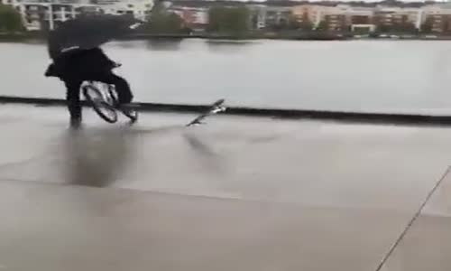 Kaykayı Kurtamaya Çalışan Bisikletlinin Suya Uçması