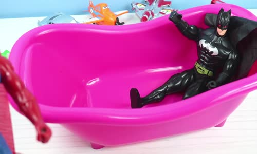 Superman ve Batman Top Havuzunda Yüzüyorlar Süper Kahramanlar Çizgi Film