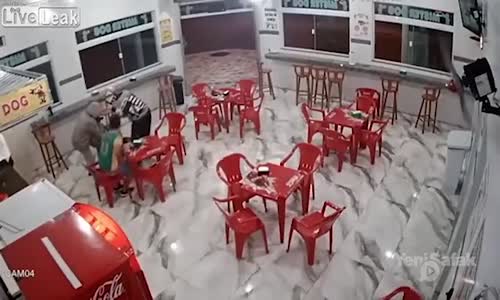 Soygun İçin Geldikleri Kafede Bir Kamyon Dayak Yediler