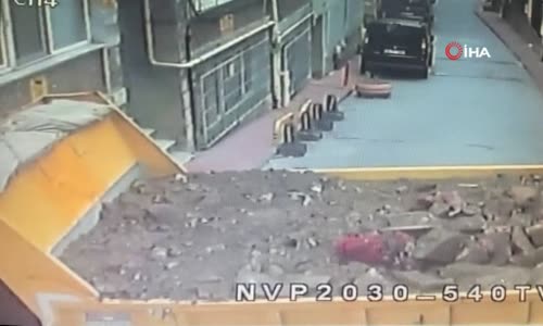 Beyoğlu’nda kamyonetin binaya çarptı anlar kamerada 