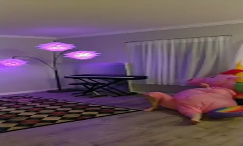 Unicorn Kılığındaki Kadının Direk Dansı Kazası 