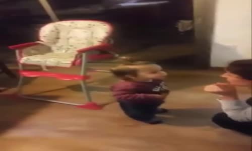 Annesinin İtirazını Aşırı Sevimli Bir Şekilde Geri Püskürten Ufaklık 