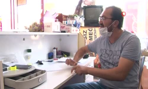 Çalışırken söylediği şarkılarla müşterilerini mest ediyor 