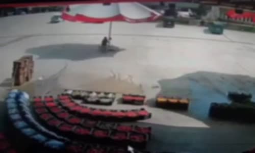 Şemsiye ile Birlikte Sürüklenen Dayı 