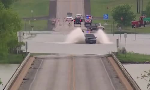 Otoyolda Birikmiş Sudan Geçmeyi Deneyen Kamyonet Sürücüsü