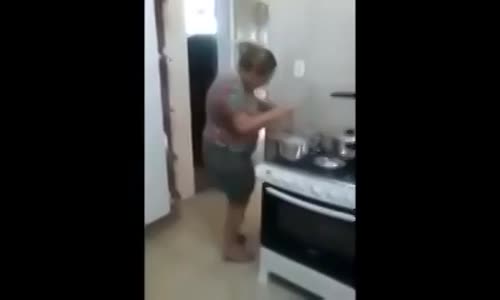 Yemek Yaparken Komik Dans