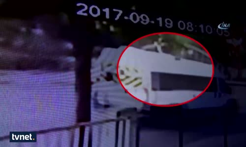 Kaldırımda Yürüyen Adama Araba Çarptı