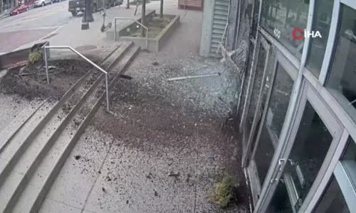 Freni arızalanan Tesla son sürat kongre merkezine girdi -