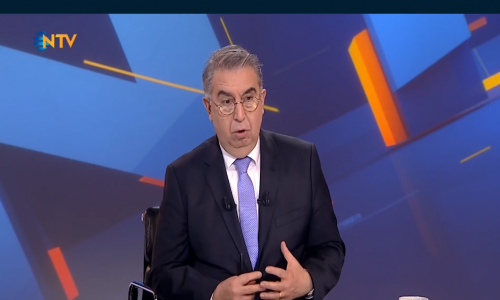 Kucağında Öğrencisinin Bebeğiyle Ders Anlatan Erkek Öğretmen