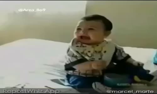 Kafasını Kapıya Çarpan Kız