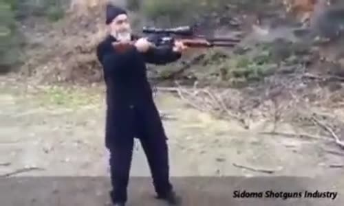 Nişancı Silahıyla Atış Yapan Dede ve Eşi