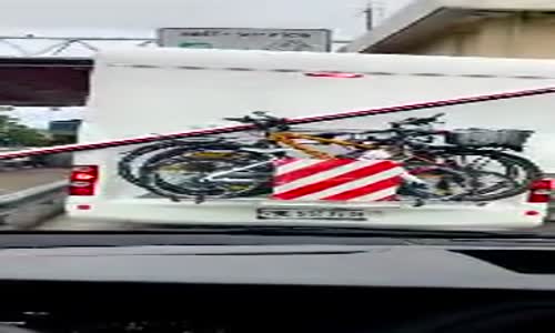 Bariyeri Söküp Sürükleyen Karavan 