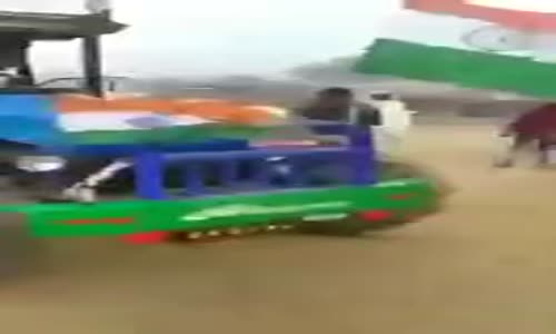 Takla Attıktan Sonra Yoluna Tek Başına Devam Eden Traktör 