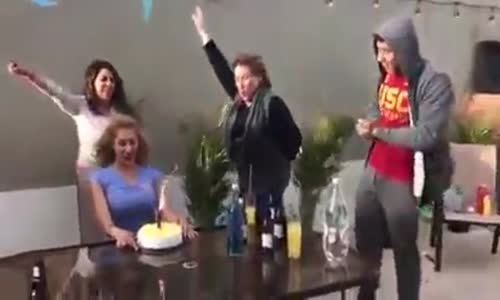 İnsanı Doğduğuna Pişman Eden Doğum Günü Kutlaması