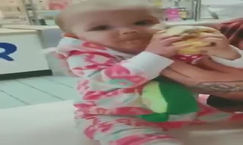 Dondurmanın tadına ilk kez bakan yavrucağın komik anları.