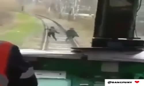 Raylarda Yürüyen Kadınları Korkutan Makinist