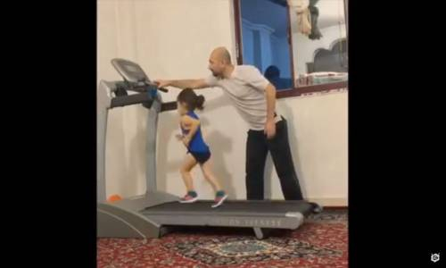 Küçük Kızın Koşu Bandındaki Azmi