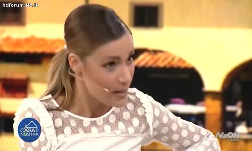 Canlı Yayında Minik Etek Giydiğini Unutan Sunucu