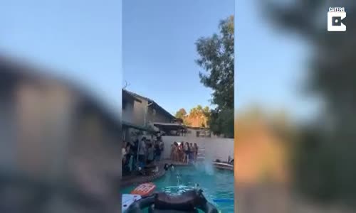 Çatıdan Havuza Atlarken Mesafeyi Ayarlayamayan Kız 