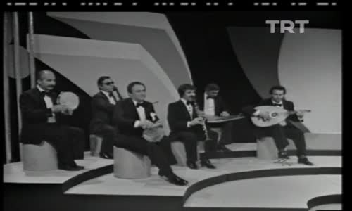 Yaşar Özel-Kalplerden Dudaklara Yükselen Sesi Dinle