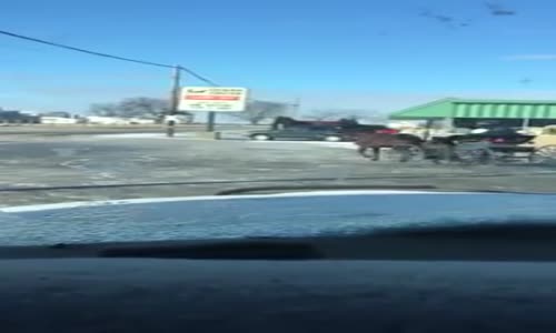 At Arabasıyla Dfrit Yapan Adam