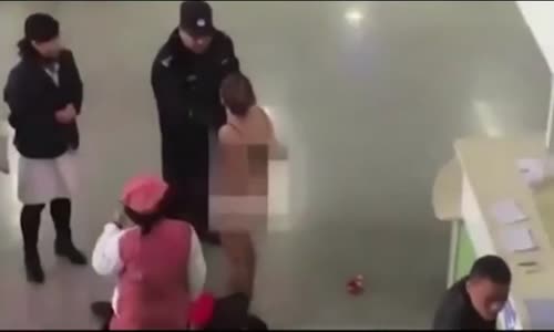 Hastane Ortasında Soyunan Kadın 